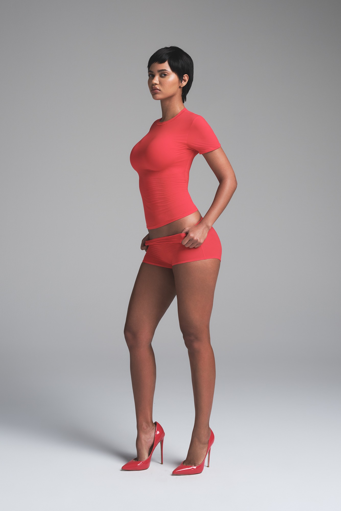 תמונת כל הלוק של SHORT SLEEVE T-SHIRT